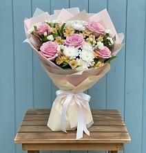 Букет цветов из:  Гвоздики, Орхидеи и Розы в Константиновской Краснодарского края