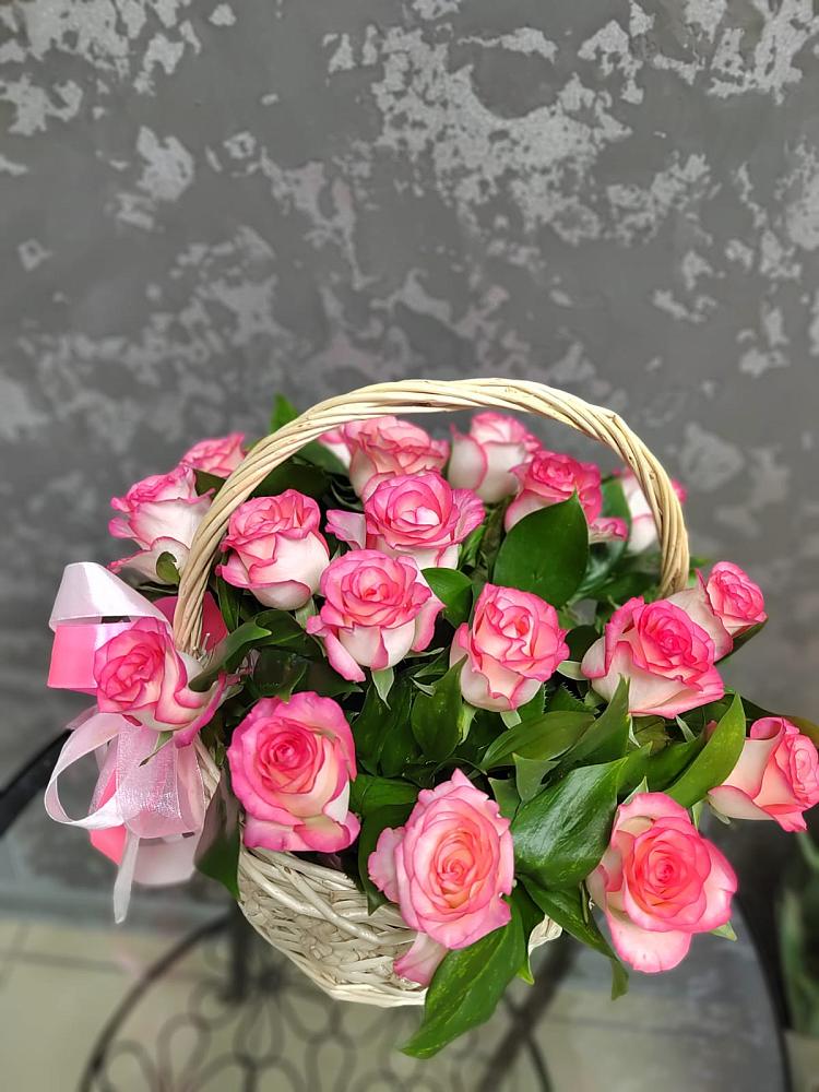 Цветочная композиция из Розы в корзине в Константиновской Краснодарского края