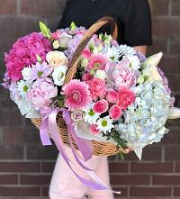 Композиция солнечный день в Константиновской Краснодарского края Цветочная композиция из Розы, Хризантемы, Пионы и Лизиантусы в корзине в Константиновской Краснодарского края