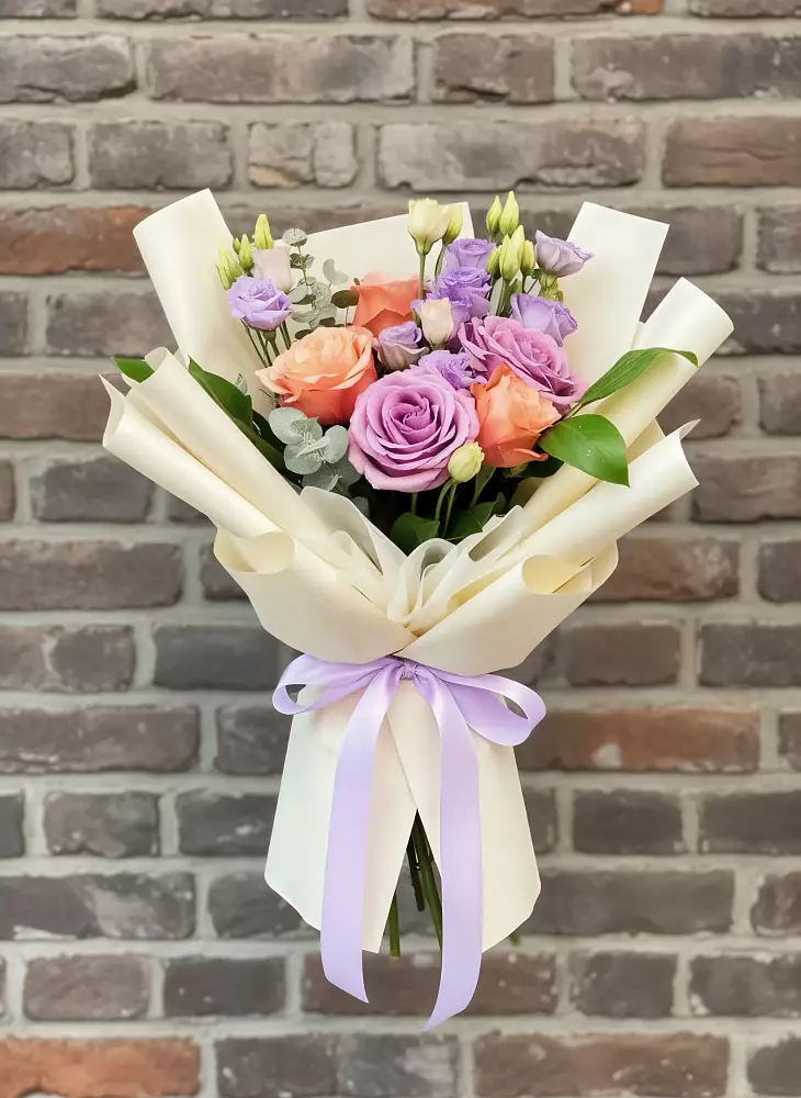 Букет цветов из: Лизиантусы и Розы в Константиновской Краснодарского края