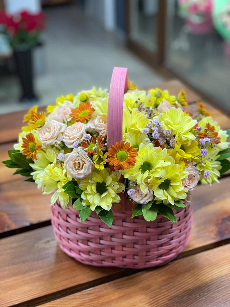 Цветочная композиция из Хризантемы и Розы в корзине в Константиновской Краснодарского края