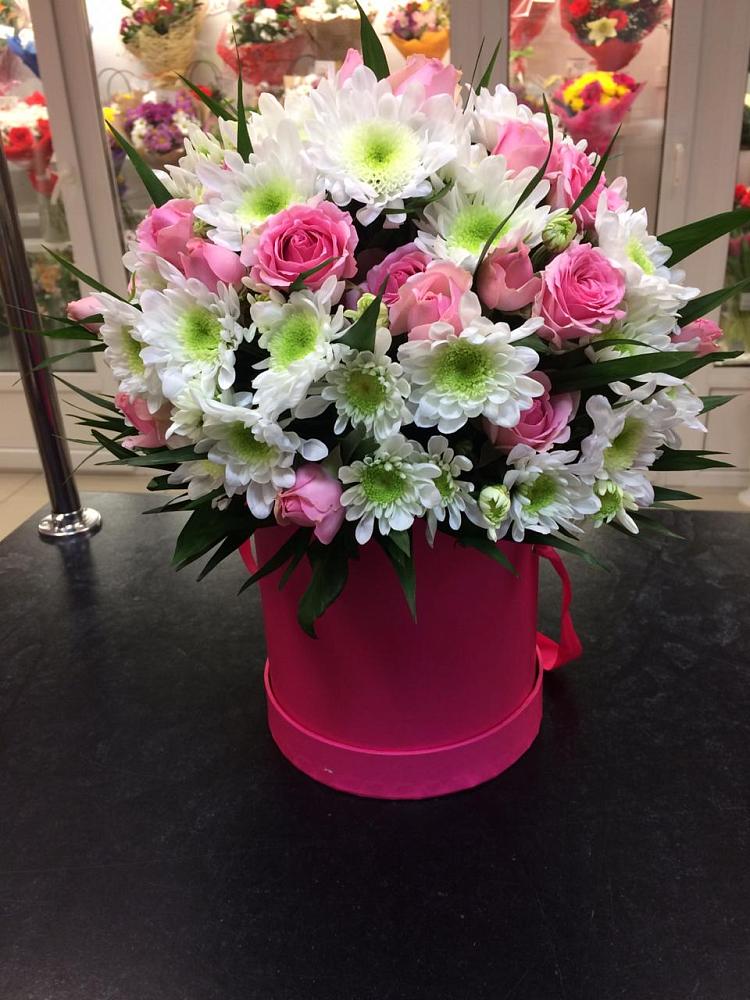 Цветочная композиция из Розы и Хризантемы в шляпной коробке в Константиновской Краснодарского края