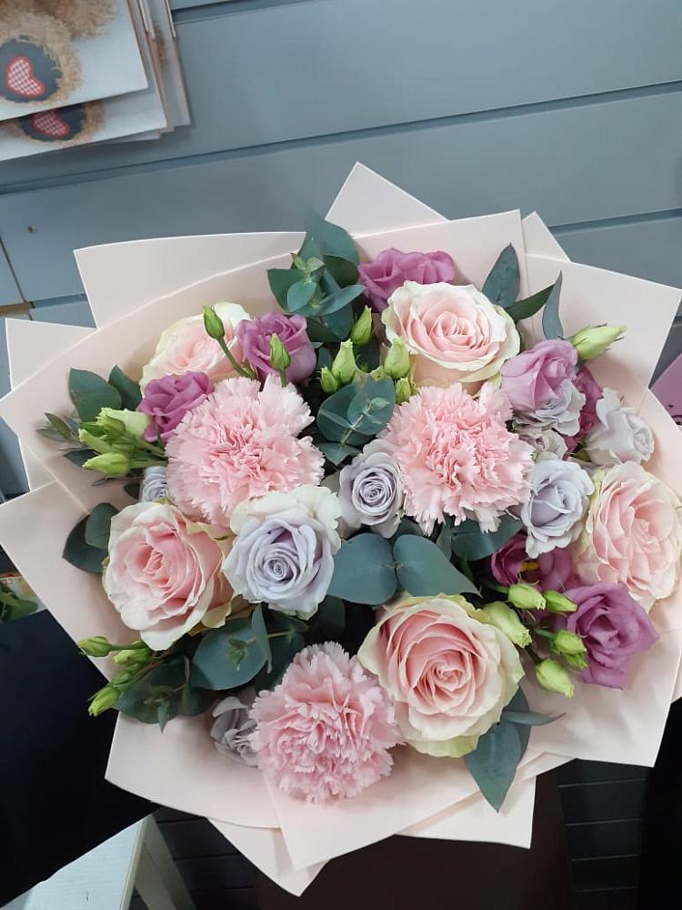 Букет цветов из: Розы, Гвоздики и Лизиантусы в Константиновской Краснодарского края