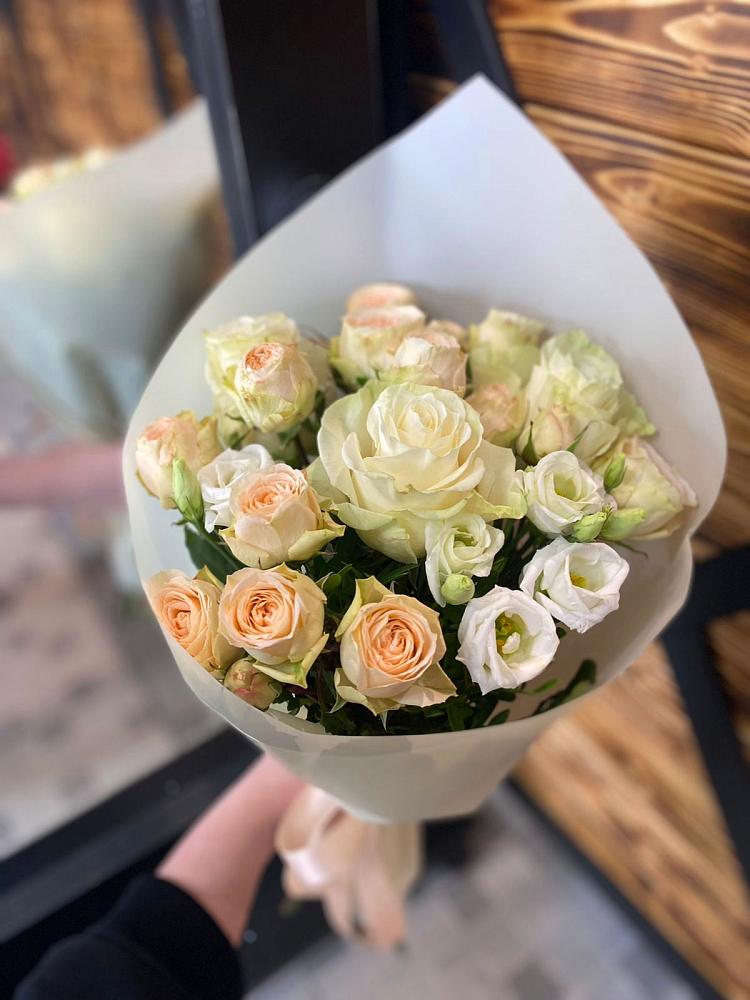 Букет цветов из: Розы и Лизиантусы в Константиновской Краснодарского края